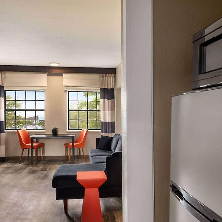 Готель Ramada By Wyndham Albuquerque Airport Екстер'єр фото