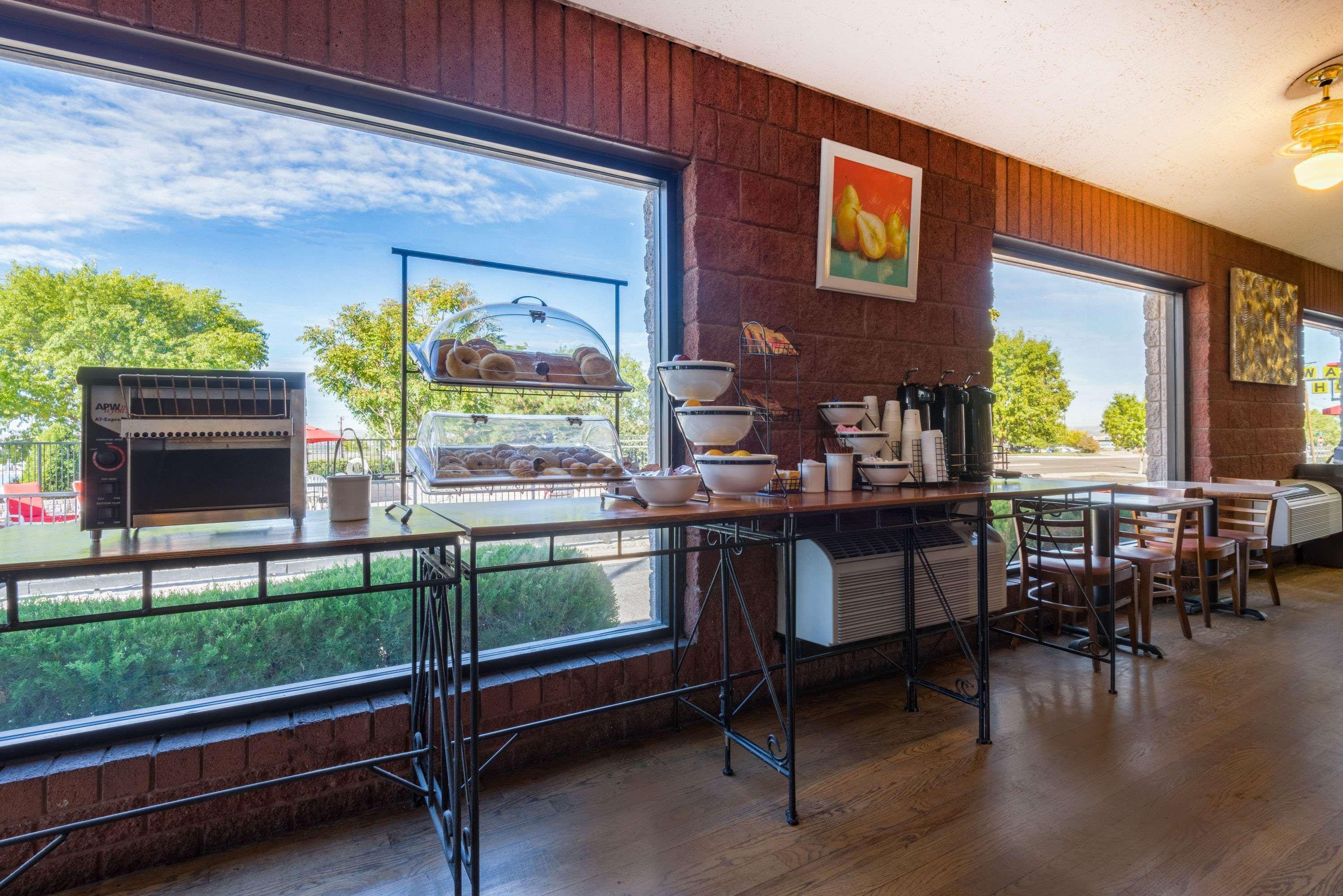 Готель Ramada By Wyndham Albuquerque Airport Екстер'єр фото
