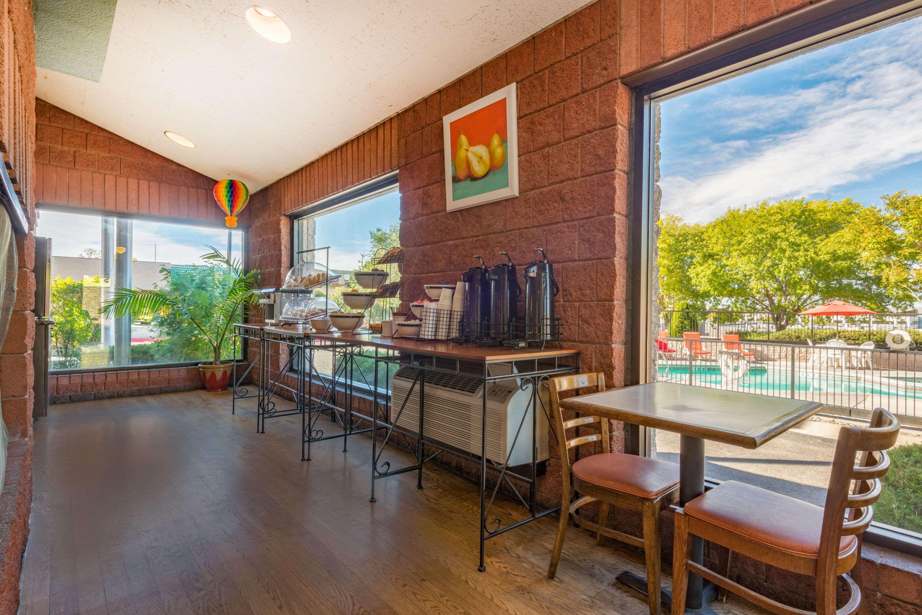 Готель Ramada By Wyndham Albuquerque Airport Екстер'єр фото