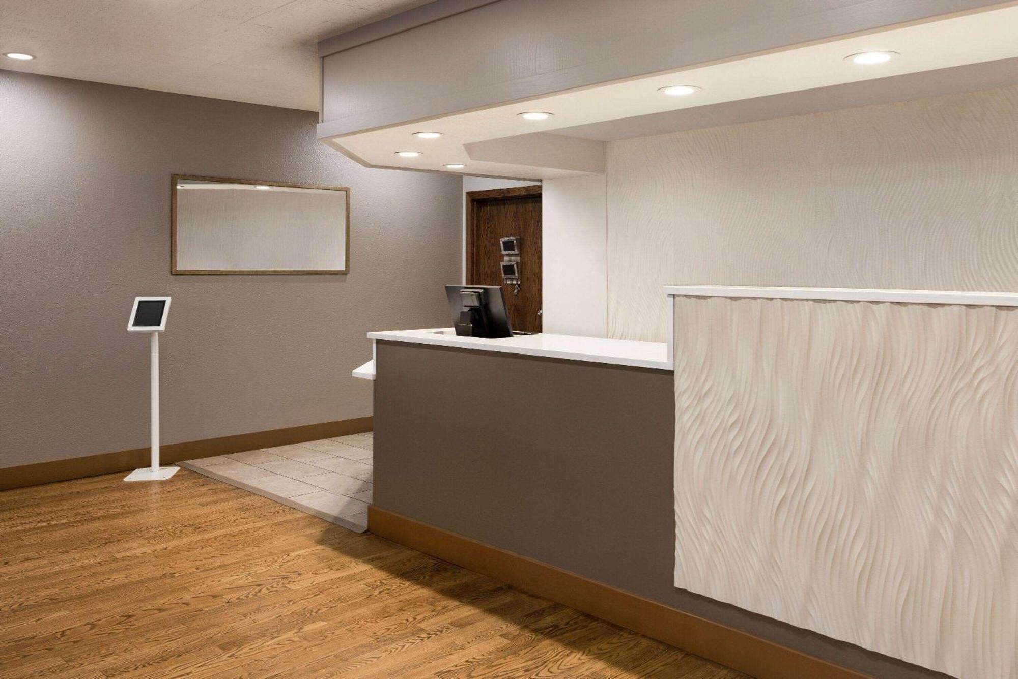 Готель Ramada By Wyndham Albuquerque Airport Екстер'єр фото