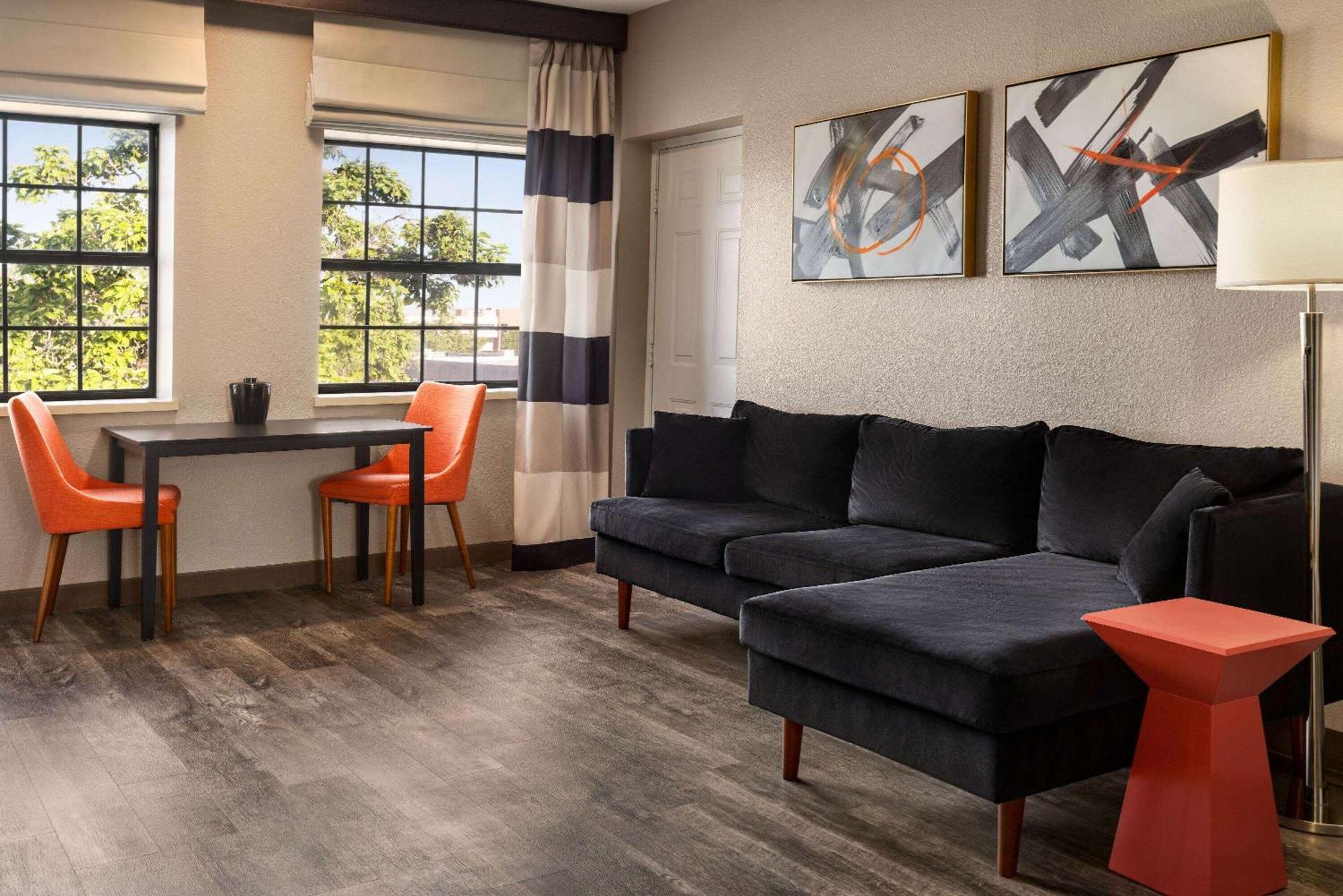 Готель Ramada By Wyndham Albuquerque Airport Екстер'єр фото