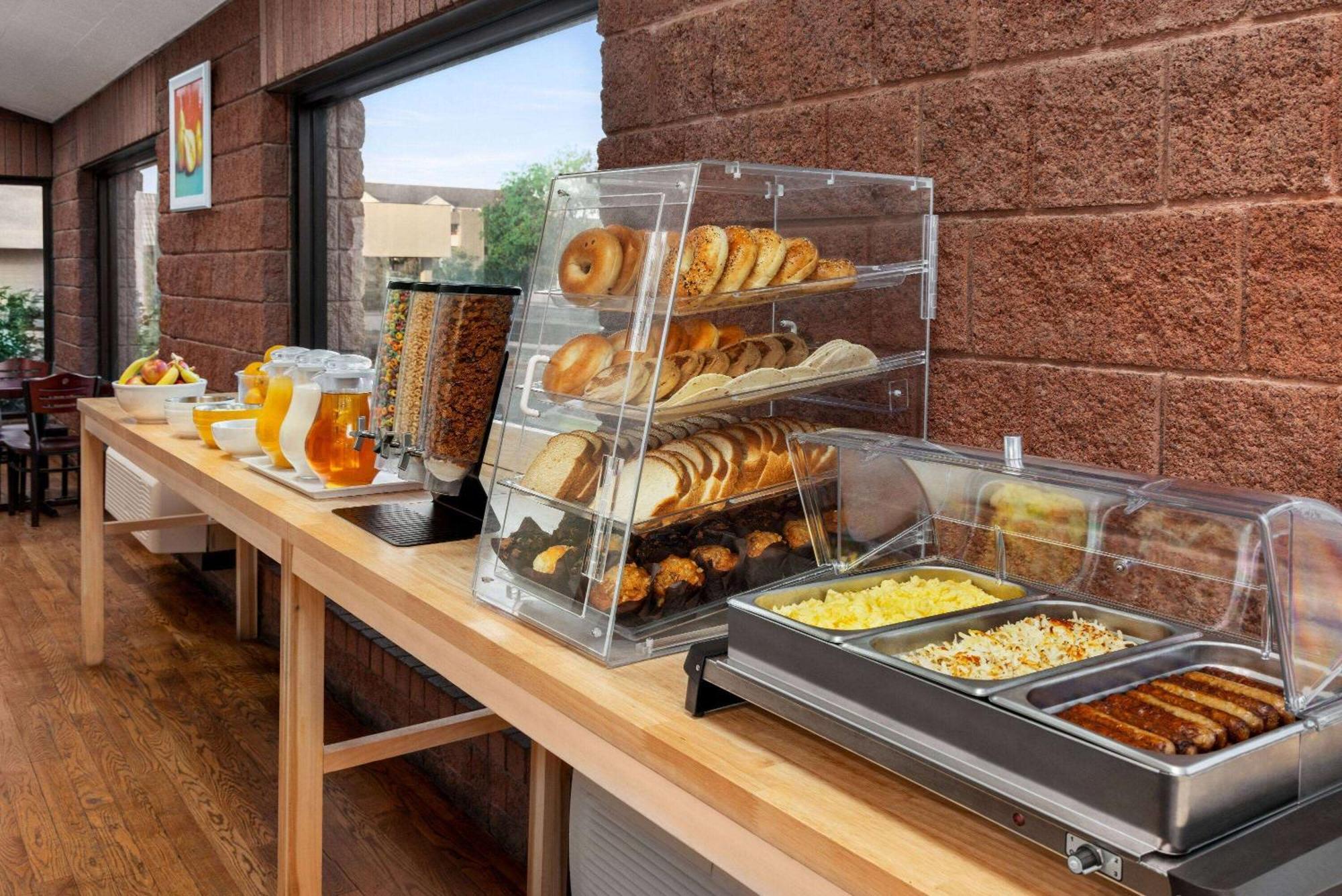 Готель Ramada By Wyndham Albuquerque Airport Екстер'єр фото