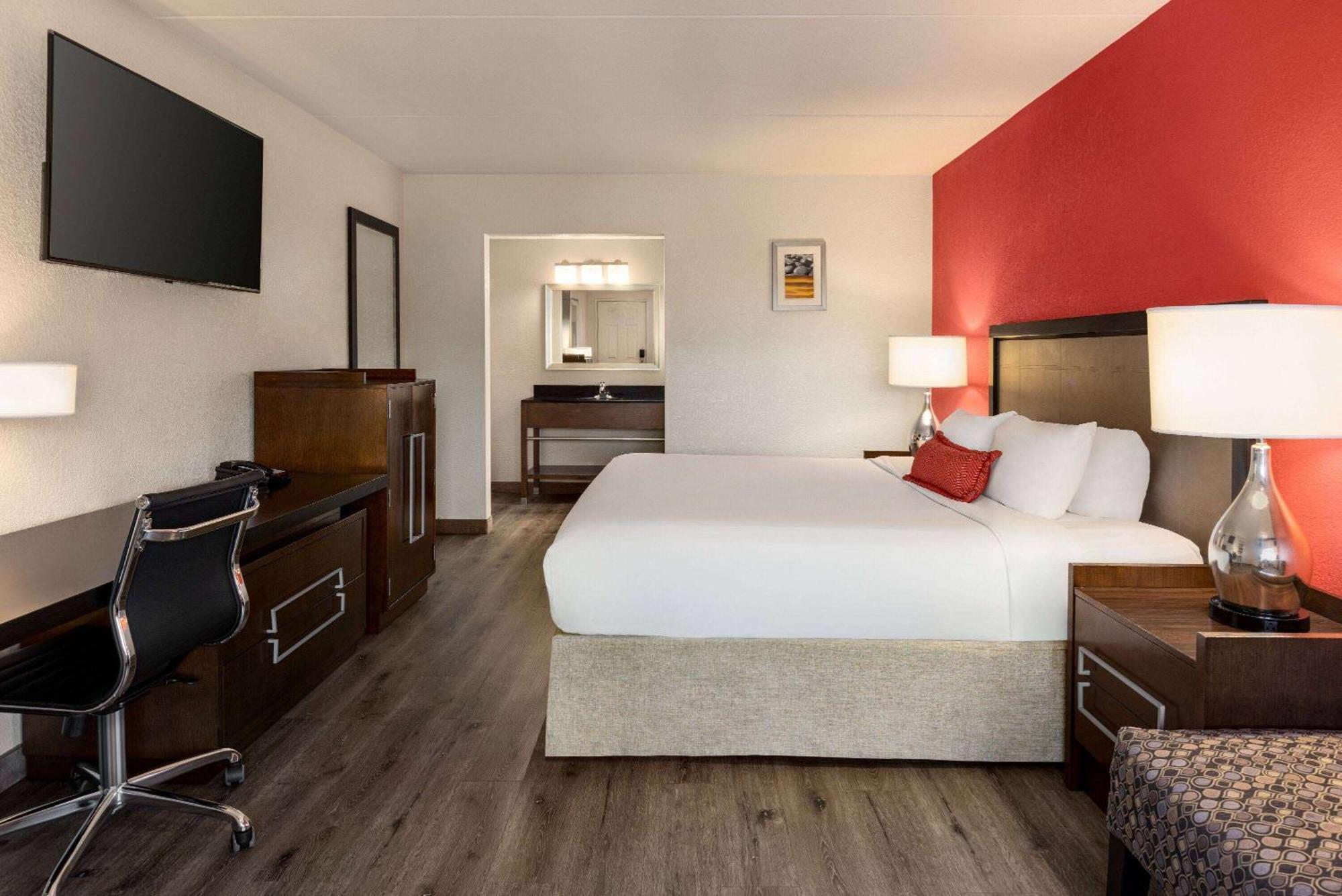 Готель Ramada By Wyndham Albuquerque Airport Екстер'єр фото
