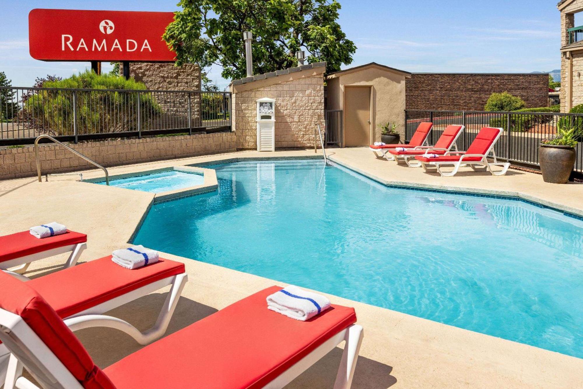 Готель Ramada By Wyndham Albuquerque Airport Екстер'єр фото