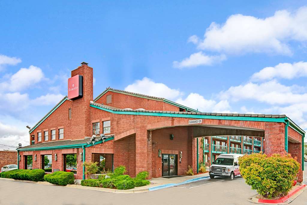 Готель Ramada By Wyndham Albuquerque Airport Екстер'єр фото