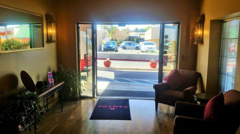 Готель Ramada By Wyndham Albuquerque Airport Екстер'єр фото